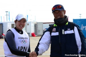 五輪を終了したレーザーラジアル級・土居愛美選手。右は佐々木共之コーチ（photo by Kazushige 