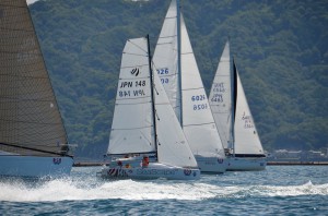 50ftから18ftの81艇が同時にスタート。夏の駿河湾にヨットの白い帆がこんなにたくさん集まるのは「タモリカップ」ならではの光景となりました