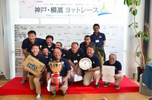 神戸・横濱ヨットレース優勝のTREKKEEチーム（撮影／レース実行委員会事務局）