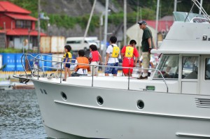 島の子どもたちに体験乗船を楽しんでもらっています
