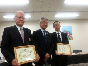 昨年度のメンバーを増やし表彰を受けた神奈川県セーリング連盟の代表（左）と外洋南九州の代表（右）。中